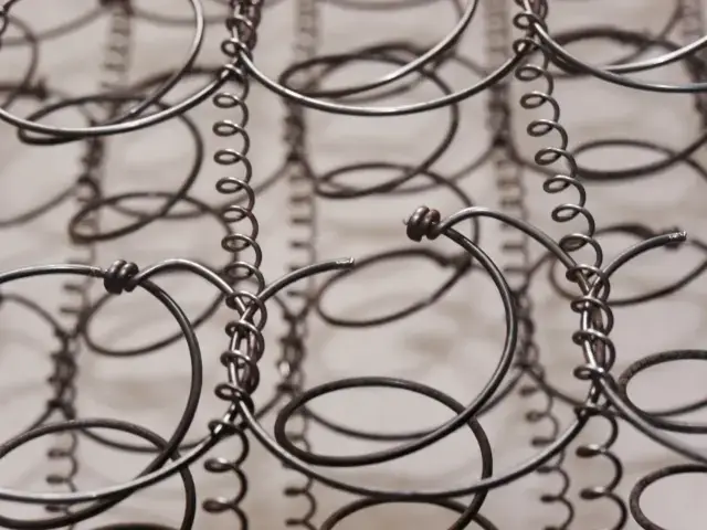 まずはベッドの「中身」をチェック!マットレスの捨てやすさを決めるスプリング